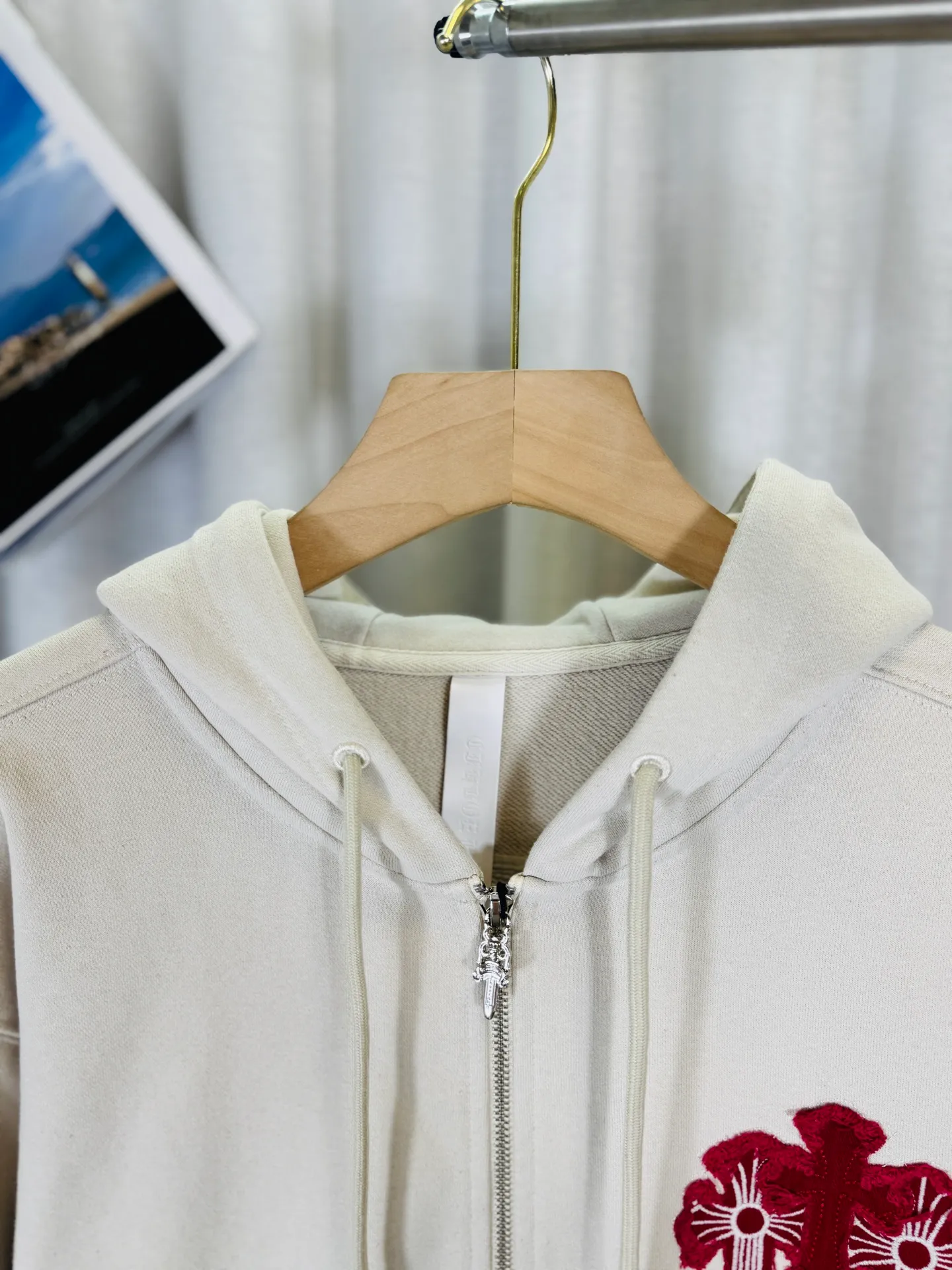 P340 top version, real shot without P, ​​different from market currency) 𝗖𝗵𝗿𝗼𝗺𝗲 𝗛𝗲𝗮𝗿𝘁𝘀/Cro Heart 2025 washed and burned flower patch embroidered autumn and winter new original single counter American patchwork 3D three-dimensional patch couple casual cardigan sweatshirt 👑The highest version! Customized fabric 480g tripe terry fabric! American acid-washed and distressed original fabric, laser burning + patch embroidery, exquisite embroidery of letters! The best-selling model in the counter, very comfortable to wear. Accessories: original molded and authenticated collar label➕100% silk wash label. Genuine purchase-grade original hangtag➕matching hanging rope➕3D hanging beads➕original packaging bag. Craftsmanship: The original version has consistent wiring! The highest version of the armhole matching technique! Color: Black Apricot Size: S M L XL Style Number: 25-318